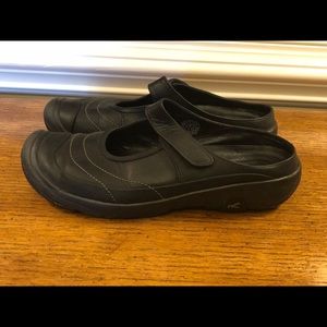 Women’s black Keen slides